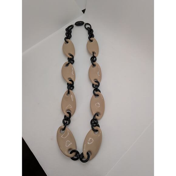 HUGE LUCITE STATEMENT LARGE LINK NECKLACE BEIGE AND BLACK W SNAP CLOSURE 38.5" - Picture 3 of 6